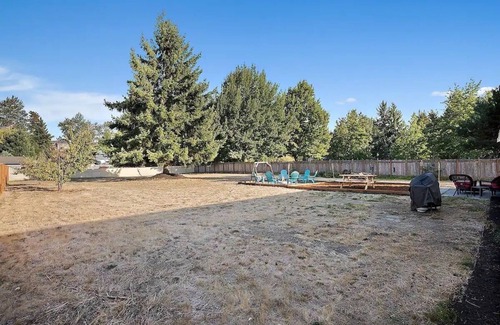 Elk Plain House | Modern Home Close to JBLM and Ammentities, 3/4 acre- Dog friendly