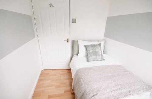 Cheshunt House | Modern Home - Contractors welcome