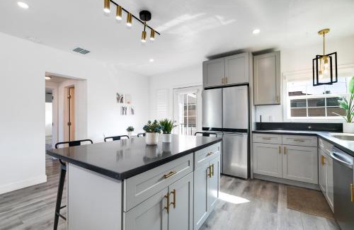 Charter Oak House | Modern Home - Family Fun Hub - Getaway - Billiards By Zen Living Short Term Rental