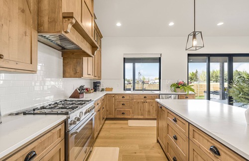 Driggs House | Modern home for families + dogs. Walk to Main St