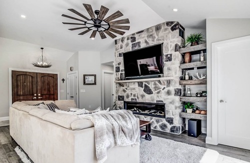 Lakeshore House | Modern Home- Hot Tub @ Sauna-Minutes from Wine Country