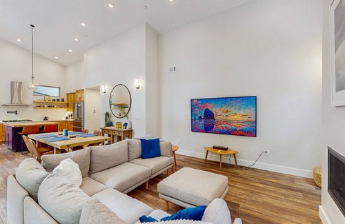 Westhaven-Moonstone House | Modern home in idyllic setting - pvt. yard w/gas grill - close to beach & hiking