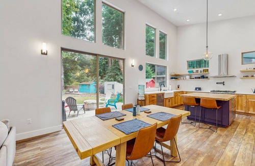Westhaven-Moonstone House | Modern home in idyllic setting - pvt. yard w/gas grill - close to beach & hiking