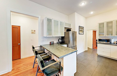 Arbor Heights House | Modern home in quiet neighborhood near Lincoln Park