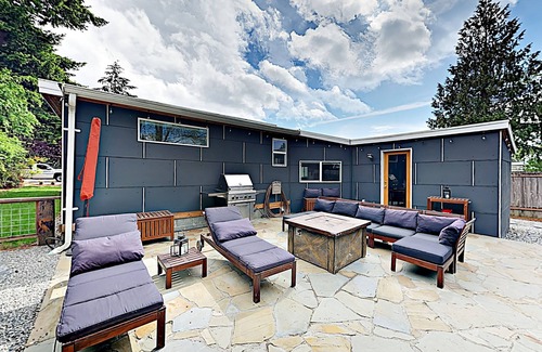 Arbor Heights House | Modern home in quiet neighborhood near Lincoln Park