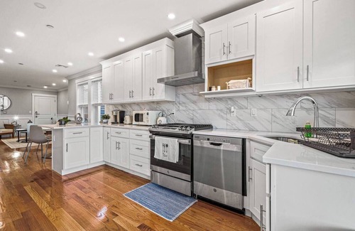 Dorchester Apartment | Modern home-like 3BR2BA Retreat/Minutes to T