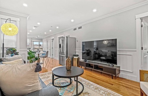 Dorchester Apartment | Modern home-like 3BR2BA Retreat/Minutes to T