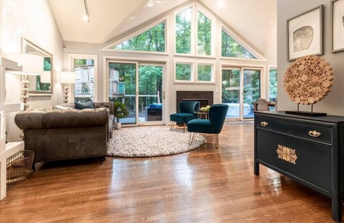 Vienna House | Modern Home ✶ LUXE ✶ Dual King ✶ HotTub ⚡️WiFi ✶ Mid Century Office