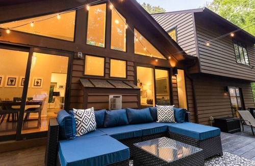 Vienna House | Modern Home ✶ LUXE ✶ Dual King ✶ HotTub ⚡️WiFi ✶ Mid Century Office
