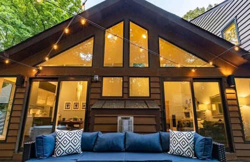 Vienna House | Modern Home ✶ LUXE ✶ Dual King ✶ HotTub ⚡️WiFi ✶ Mid Century Office