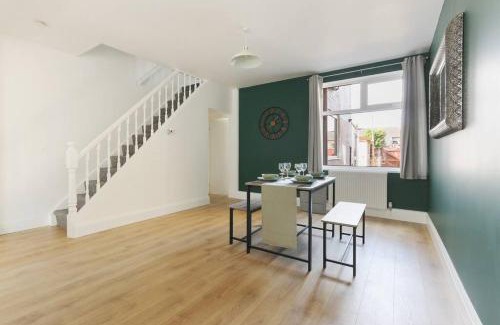 Grimsby House | Modern home near Alexandra Dock