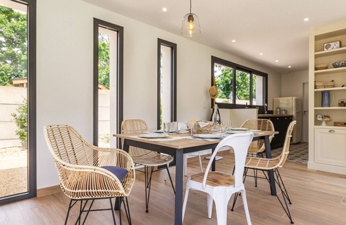 Mesquer Cottage | Modern Home Near Beach, Private Garden, Terrace, BBQ, Bikes, WiFi - 3BR, 3BA Sleeps 6