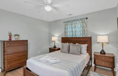 Columbia House | Modern Home Near Forest Drive