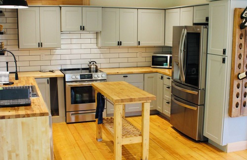 Monroe House | Modern home on acreage + frisbee golf… 3-bedroom house with WiFi in Monroe