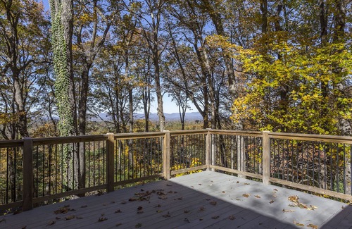 Flat Rock House | Modern Home Private with Beautiful Mountain Views & Fire Pit