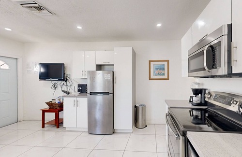 Hollywood Cottage | Modern Home w/Balcony & Patios, Steps to the Beach