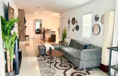 Seybold House | Modern Home w Jacuzzi Near Wynwood-Design District-MIA Airport