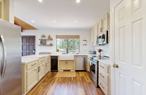Groveland House | Modern home w/peekaboo lake views, close to marina, two fireplaces, & WiFi