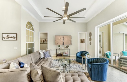 Central Naples House | Modern home w screened pool, hot tub, & comm amenities!