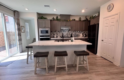 Fontana House | Modern Home w Shared Pool by Kaiser by Honest Homes