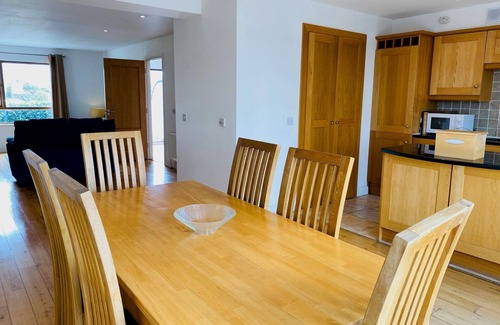 Kenmare House | Modern home with 3 bedrooms and 3 bathrooms in Kenmare town