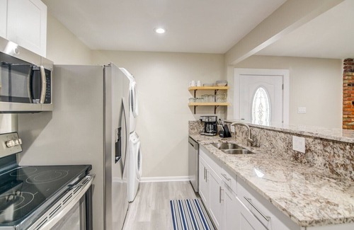 Hattiesburg House | Modern home with 5 bedrooms 2.5 bathroom and 2 full kitchens.