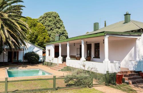 Potchefstroom Villa | Modern home with apartments