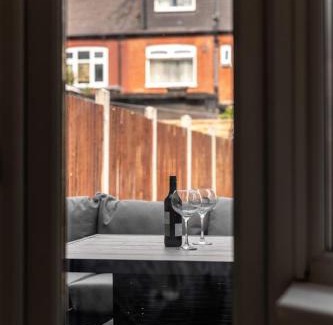 Northumberland Park House | Modern home with driveway parking for 2 vehicles, near Tottenham Hotspur Stadium, White Hart Lane Train Station