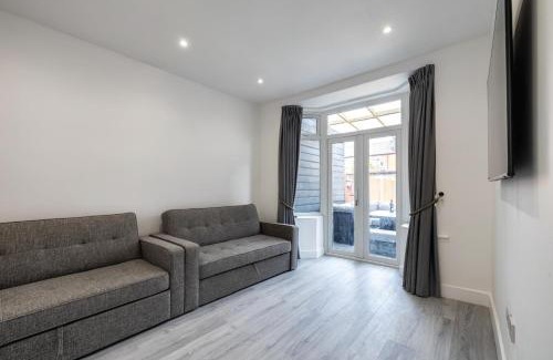 Northumberland Park House | Modern home with driveway parking for 2 vehicles, near Tottenham Hotspur Stadium, White Hart Lane Train Station
