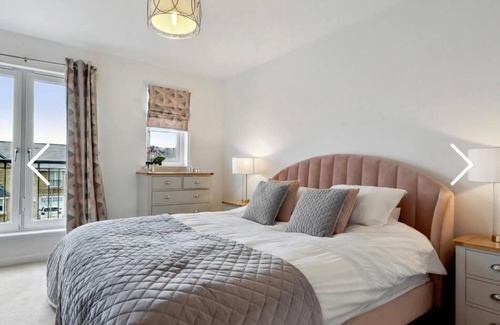 Hamilton Villa | Modern home with hot tub in Hamilton
