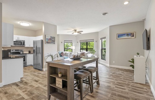 Springfield Apartment | Modern homey Suite, close to all attractions in downtown Springfield. .