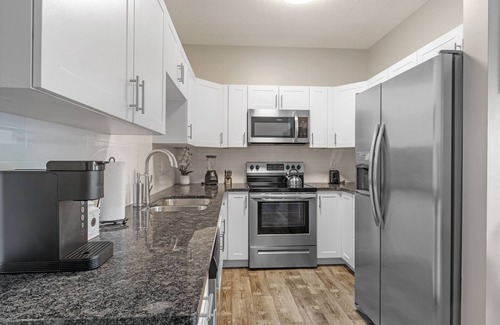 Springfield Apartment | Modern homey Suite, close to all attractions in downtown Springfield. .