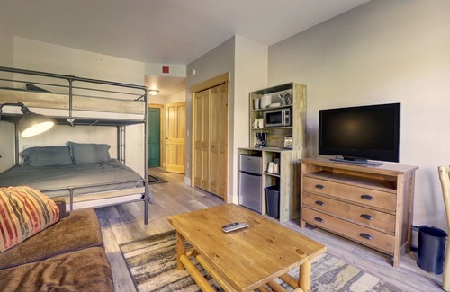 Copper Mountain Village Hotel | Modern Hotel Room in Center Village. TM225A