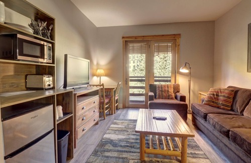 Copper Mountain Village Hotel | Modern Hotel Room in Center Village. TM225A