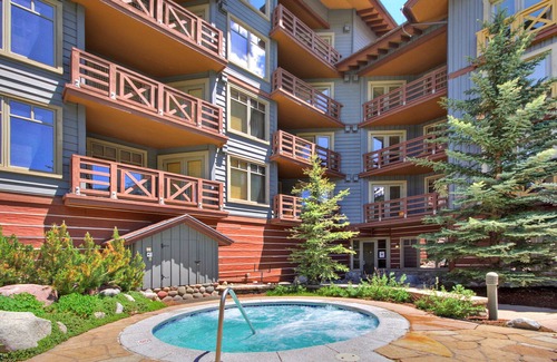 Copper Mountain Village Hotel | Modern Hotel Room in Center Village. TM225A