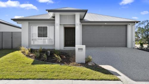Banksia Beach House | Modern House Over Looking The Golf Course