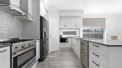 Banksia Beach House | Modern House Over Looking The Golf Course