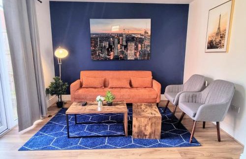 Basildon House | Modern house with free parking