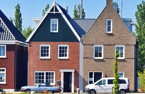 Stavoren House | Modern house with high terrace & garden on private canal & jetty