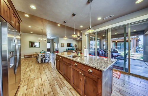 Santa Clara House | Modern house with pool, hot tub, gas grill, & private splash pad