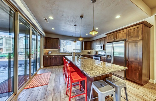 Santa Clara House | Modern house with pool, hot tub, gas grill, & private splash pad