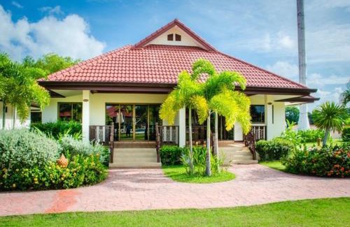 Rayong House | Modern house with pool near beach & Ban Phe