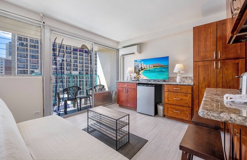 Diamond Head - Kapahulu - St. Louis Apartment | Modern Island Comfort in the Heart of Waikiki - Aloha Surf Hotel Studio