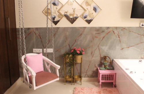 Greater Kailash Apartment | Modern Jacuzzi Hot Tub 1BHK Suite South Delhi 3