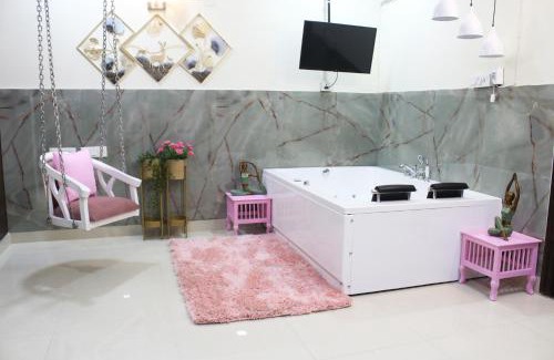 Greater Kailash Apartment | Modern Jacuzzi Hot Tub 1BHK Suite South Delhi 3