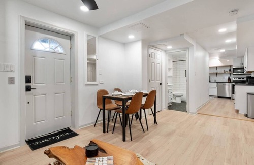 Cherrydale Apartment | Modern King Bed | 15 Min to DC | Backyard