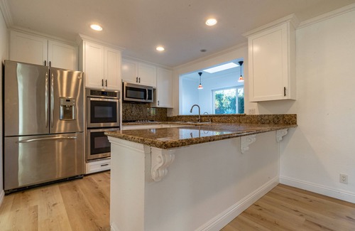 Casa Conejo House | Modern King Beds/Beautiful Large yards/Long Stay/WI-FI/WFH/25 mins to Beach/FWY