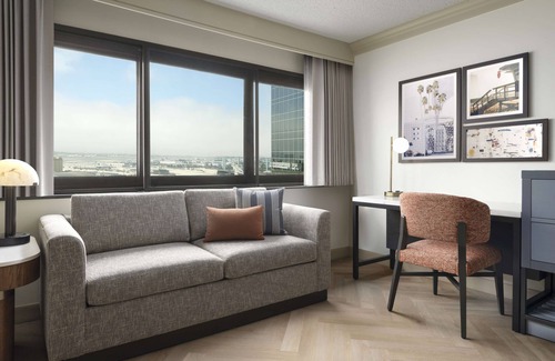 Los Angeles Hotel | Modern King Stay Near Museums! Onsite Pool, Restaurant, Bar & Gym! Pets Welcome!