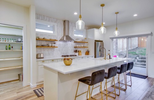 North Rose Hill House | Modern Kirkland Home w/Private Yard & Fire Pit!
