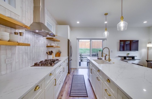 North Rose Hill House | Modern Kirkland Home w/Private Yard & Fire Pit!
